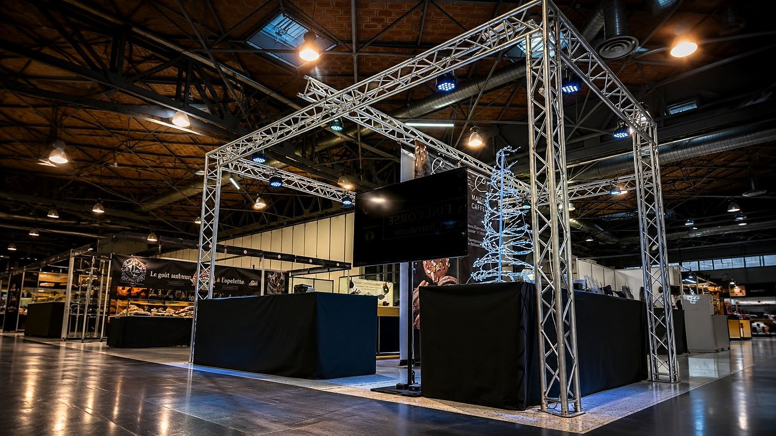Installation technique grill structure pour Pascal Caffet maître chocolatier au Salon de la Gastronomie, podium scénique, écran d'animation et habillage corporate par BLK Production