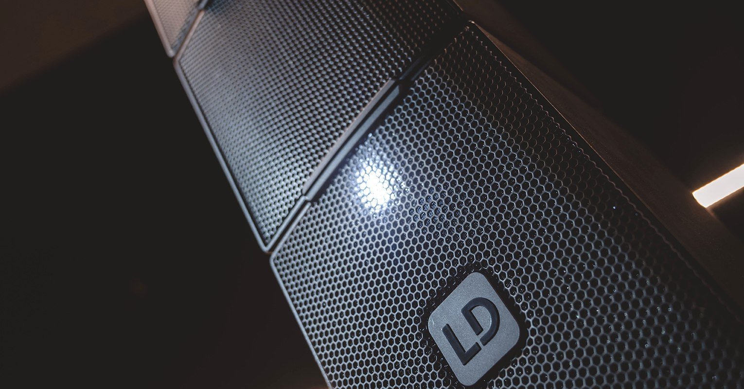Détail rapproché grille hexagonale LD Systems MAILA avec logo LD